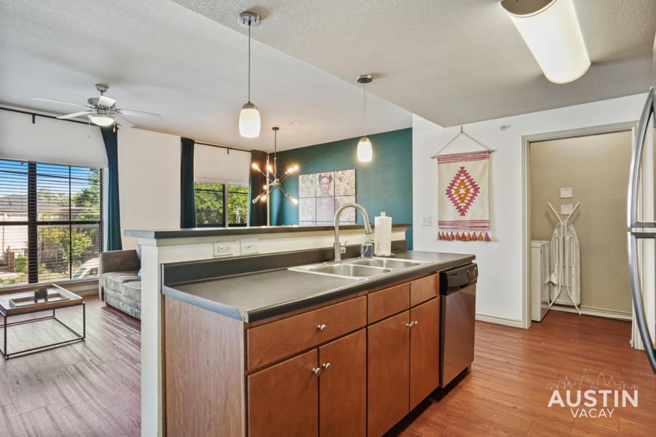 Stylish 4Br With Smart Tv And Free Garage Parking Apartment Austin Bagian luar foto