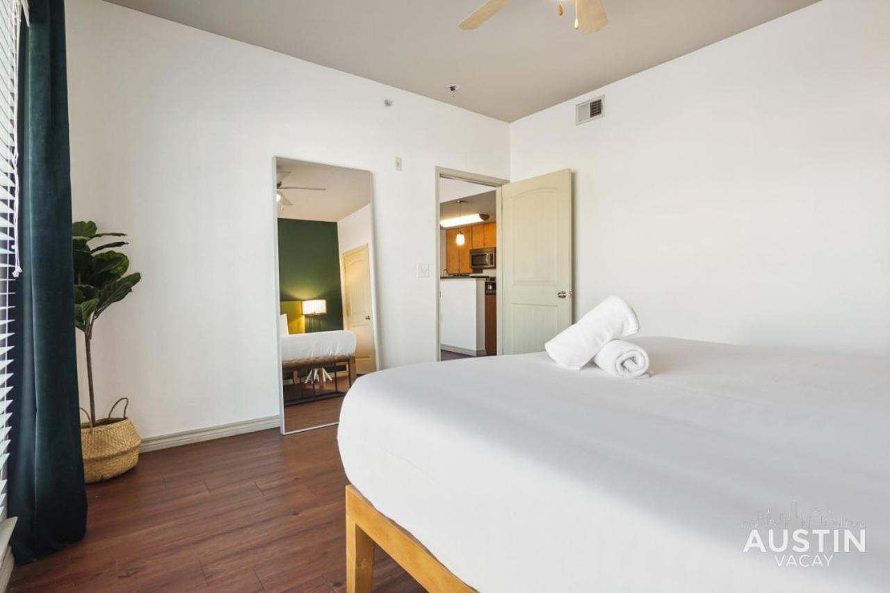 Stylish 4Br With Smart Tv And Free Garage Parking Apartment Austin Bagian luar foto