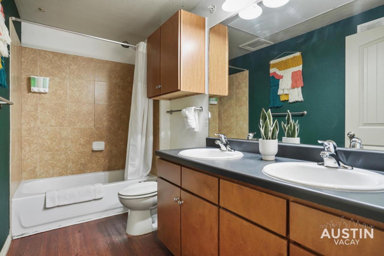 Stylish 4Br With Smart Tv And Free Garage Parking Apartment Austin Bagian luar foto