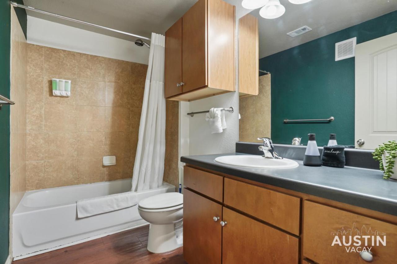 Stylish 4Br With Smart Tv And Free Garage Parking Apartment Austin Bagian luar foto