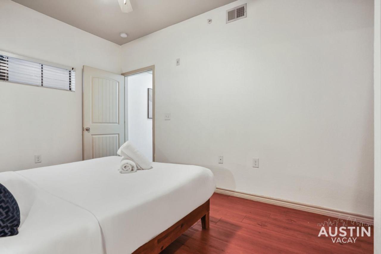 Stylish 4Br With Smart Tv And Free Garage Parking Apartment Austin Bagian luar foto